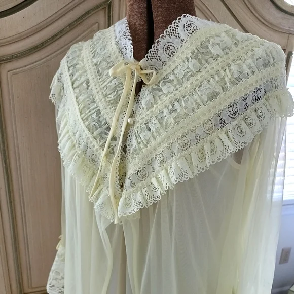 BUTTERY YELLOW, VTG BERNETTE NYLON, LONG PEIGNOIR SET! SZ MED